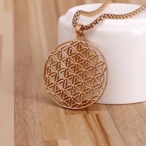 New gold plated pendant necklace